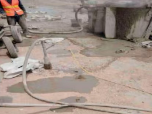 定兴水泥混凝土路面板底注浆技术 路面脱空注浆整治方案