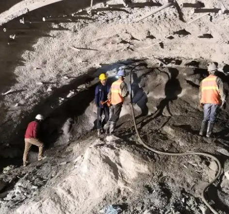 定兴隧道拱顶带模注浆料，微膨胀注浆料的特点及施工工艺